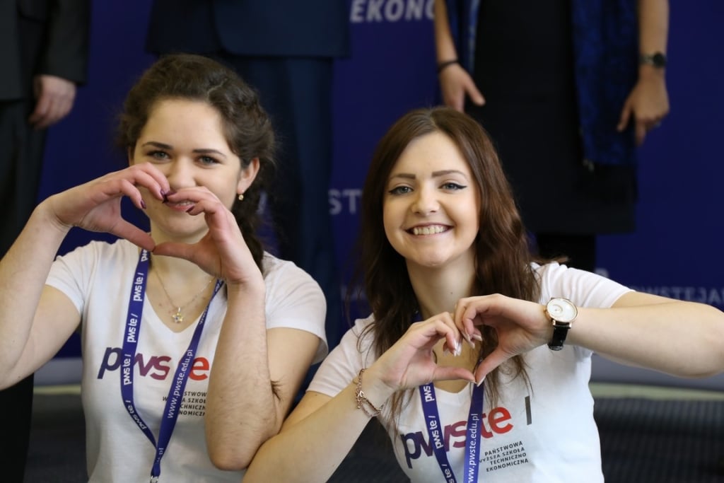 Uczestniczki Dnia Otwartego PWSZ tworzą serce dłońmi.