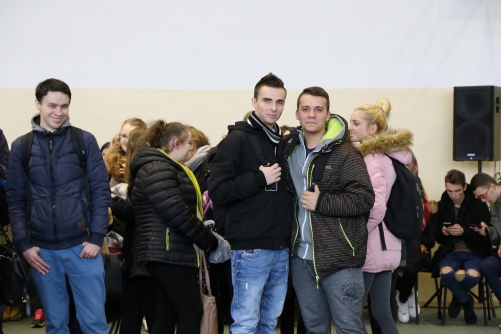Uczestnicy Dnia Otwartego 2017 pozują do zdjęcia.