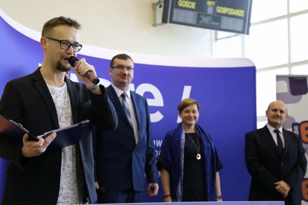 Uczestnicy Dnia Otwartego 2017 przemawiają do publiczności.