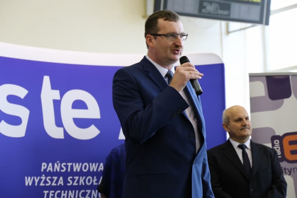 Mężczyzna w garniturze przemawia na Dniu Otwartym 2017