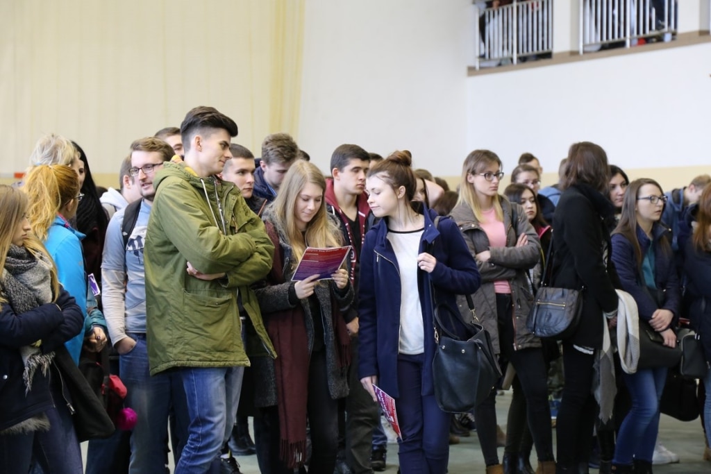 Uczestnicy Dnia Otwartego 2017 na uczelni, studenci w tłumie.