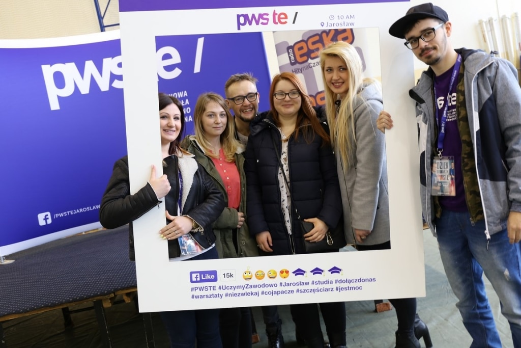 Uczestnicy Dnia Otwartego PWSTE w Jarosławiu pozują do zdjęcia w ramce.