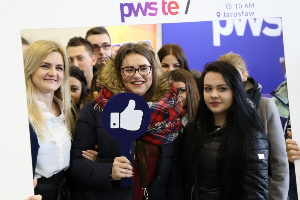 Uczestnicy Dnia Otwartego PWSZ w Jarosławiu z symbolem kciuka w górę