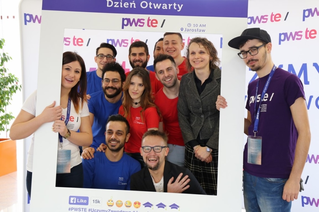 Uczestnicy Dnia Otwartego PWSZ w Wielkiej Orkiestrze Świątecznej Pomocy