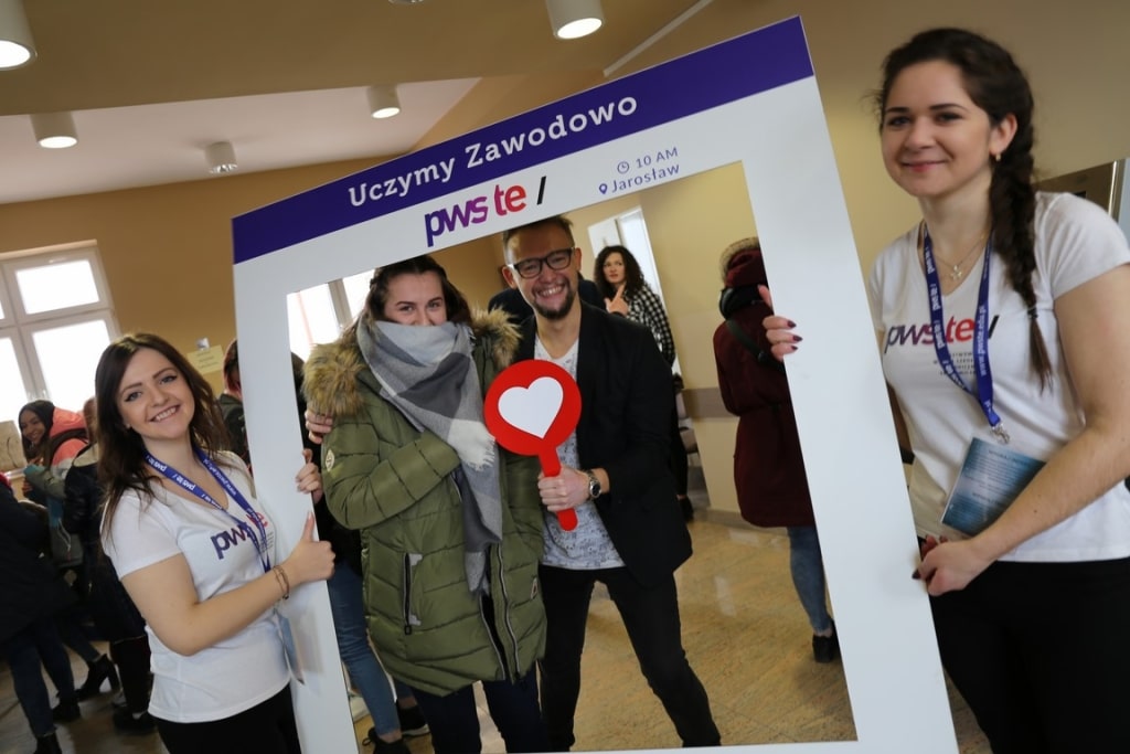 Dzień Otwarty PWSZ Jarosław 2017: Uśmiechnięci uczestnicy pozują do zdjęcia w ramce.