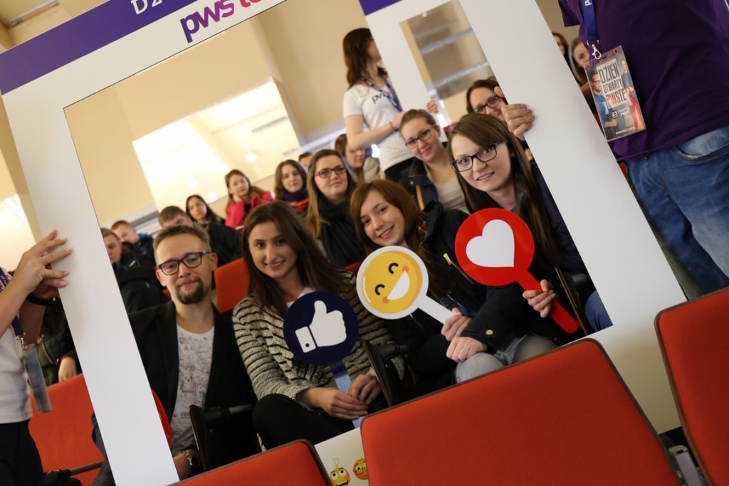 Uczestnicy Dnia Otwartego PWSZ 2017 pozują do zdjęcia w ramce