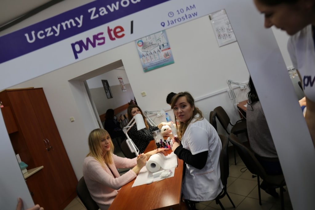 Dzień Otwarty 2017: Studenci PWSZ uczą się pielęgnacji paznokci