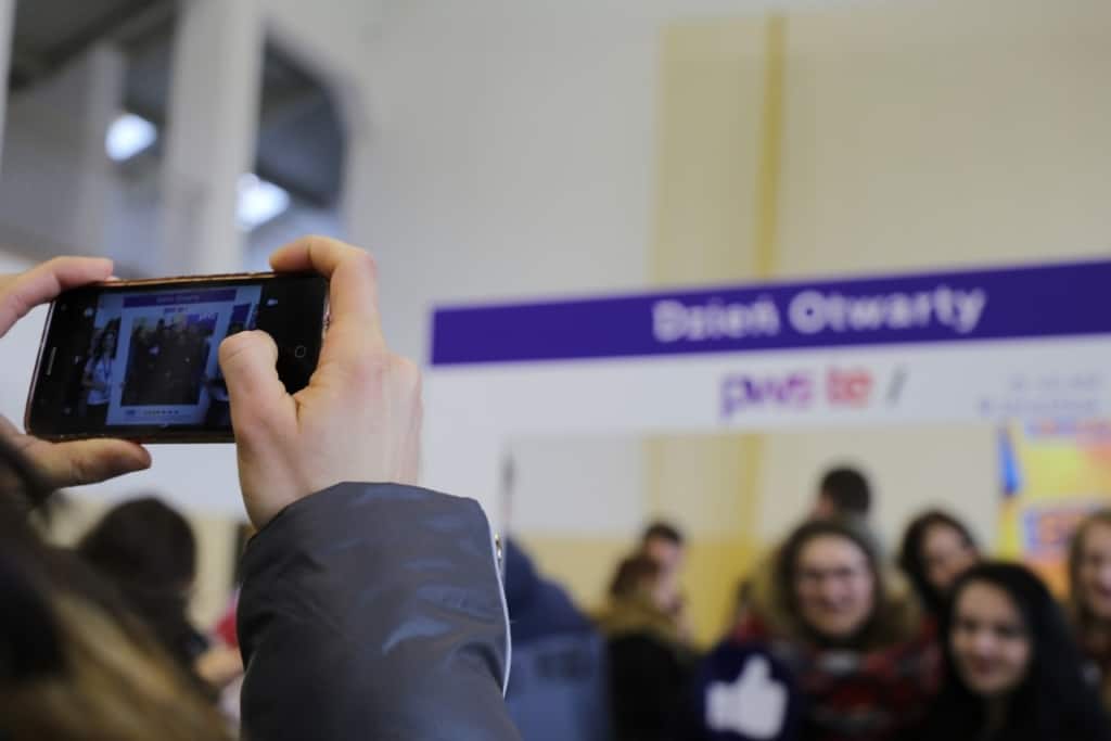 Uczestnicy Dnia Otwartego 2017 robią zdjęcie grupowe telefonem.