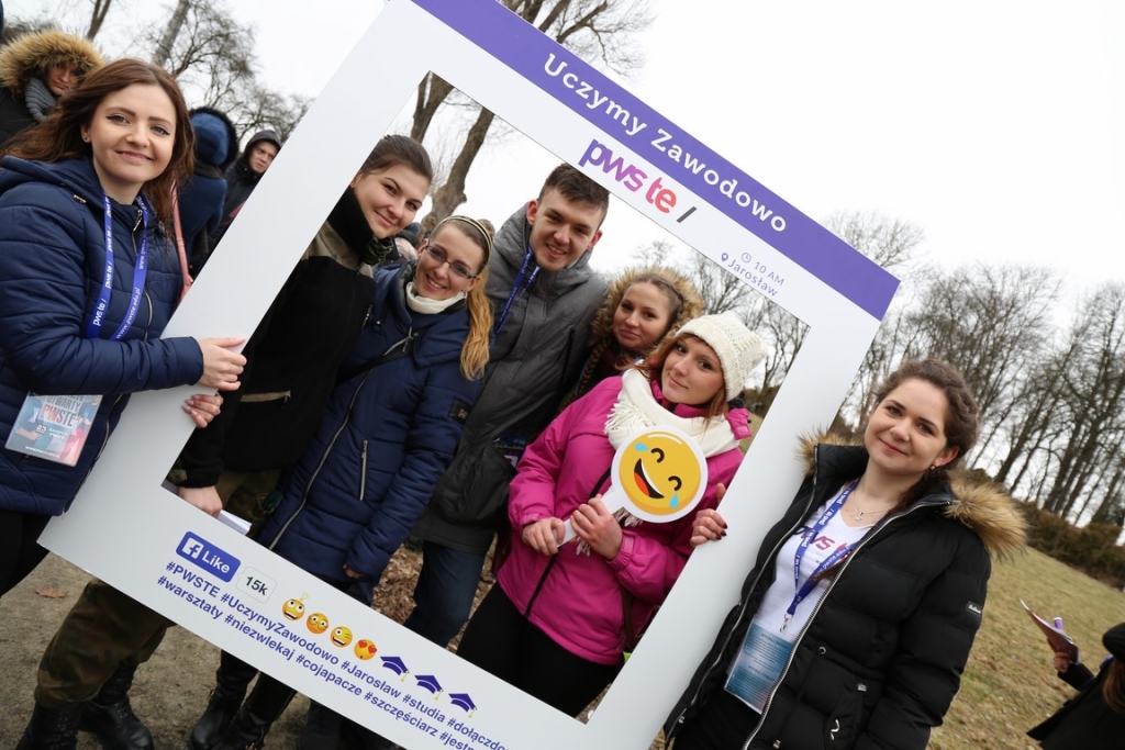 Uczestnicy Dnia Otwartego PWSTE w Jarosławiu 2017 pozują do zdjęcia w ramce.