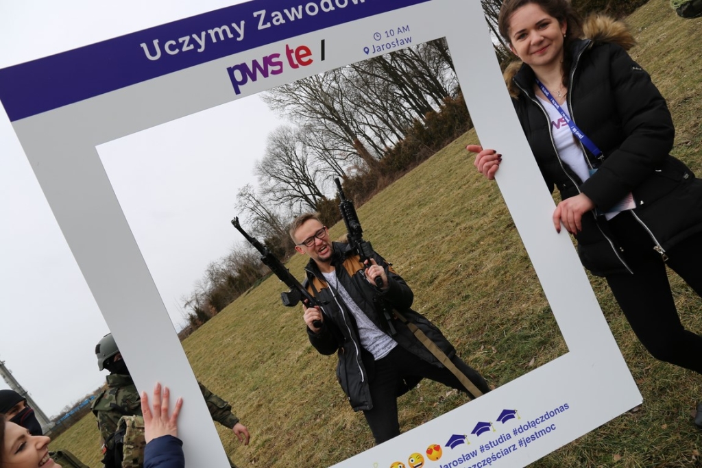 Dzień Otwarty PWSZ Jarosław: studenci pozują z bronią w ramce