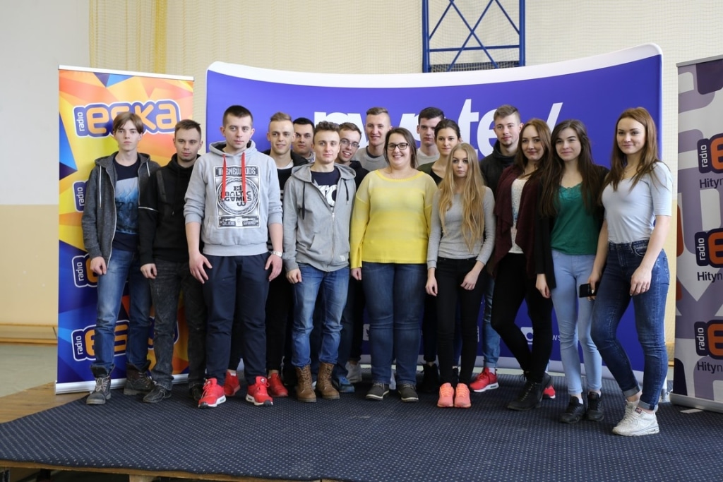 Grupa młodych ludzi na Dniu Otwartym 2017