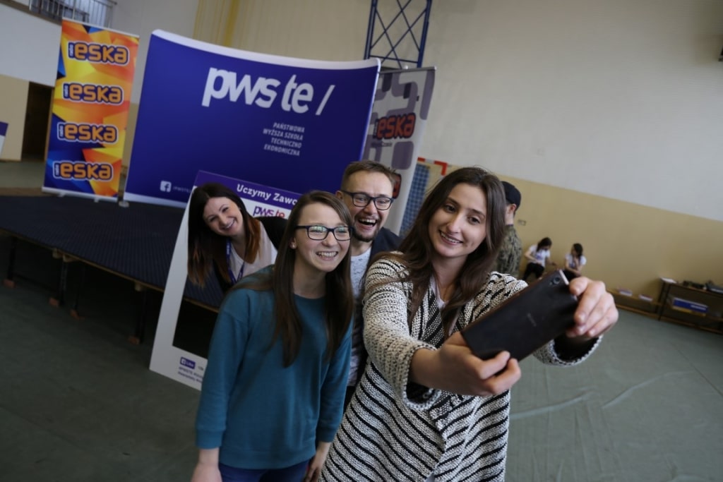 Uczestnicy Dnia Otwartego PWSZ TE w Sanoku robią selfie.