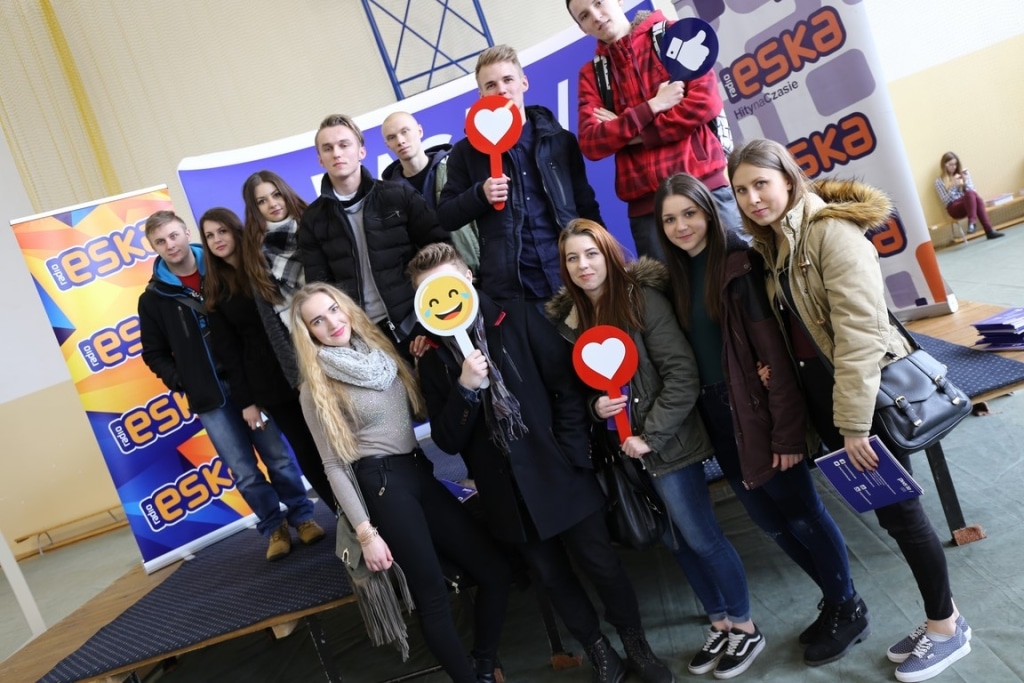 Uczestnicy Dnia Otwartego 2017 z serduszkami i logotypem Eska
