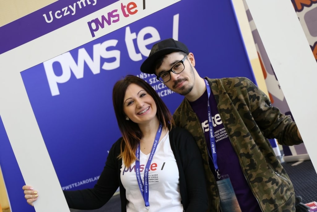Uśmiechnięta para na Dniu Otwartym PWSZ w Jarosławiu 2017
