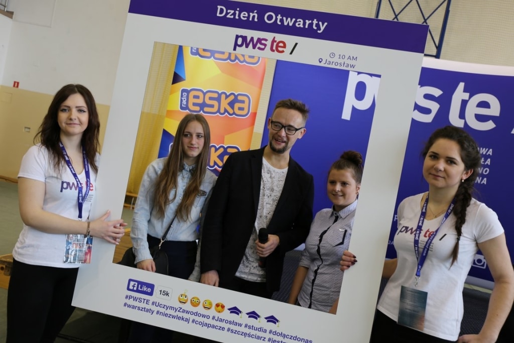 Uczestnicy Dnia Otwartego PWSZ Jarosław w ramce selfie