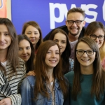Grupa młodych ludzi na Dniu Otwartym 2017 z logo PWSZ