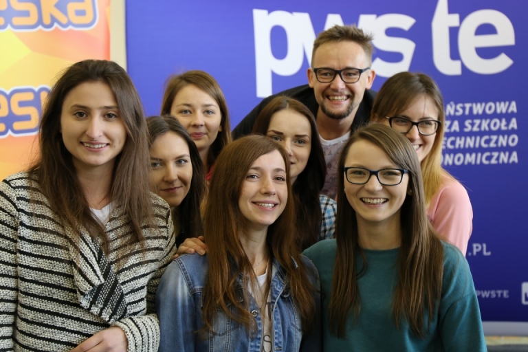 Grupa młodych ludzi na Dniu Otwartym 2017 z logo PWSZ