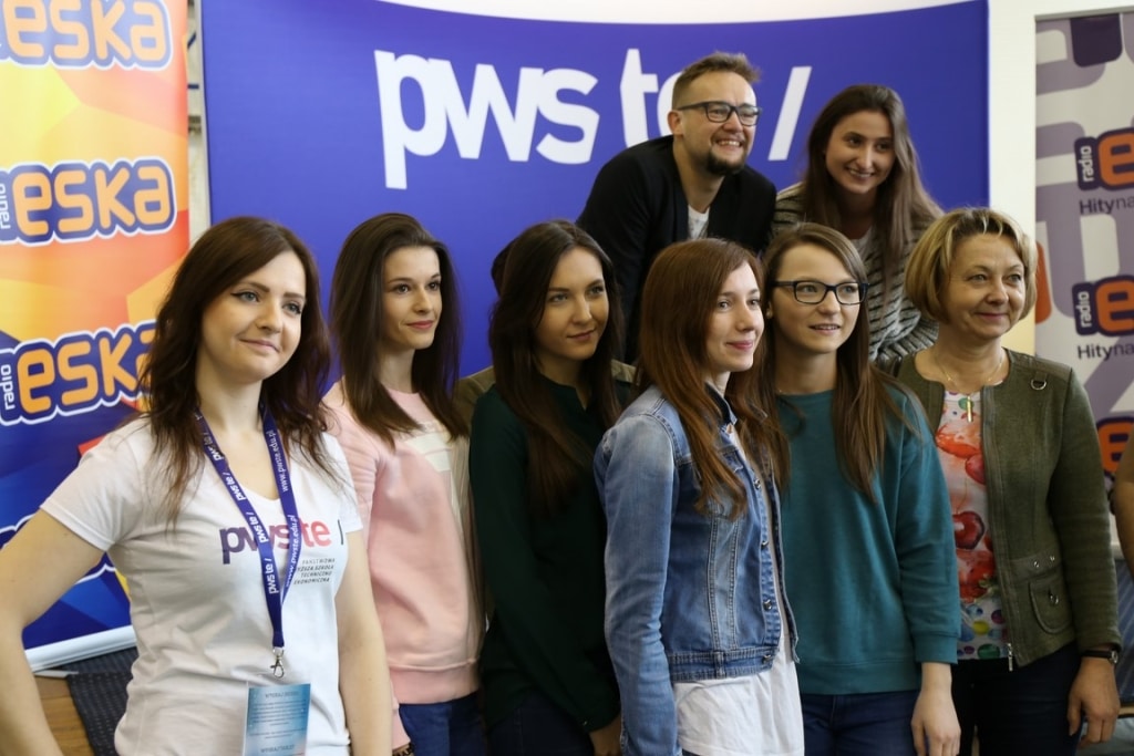 Grupa osób na Dniu Otwartym PWSZ w Sanoku, 2017