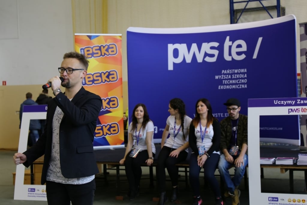 Dzień Otwarty 2017 PWSZ Elbląg: mężczyzna z mikrofonem, wolontariusze PWSZ