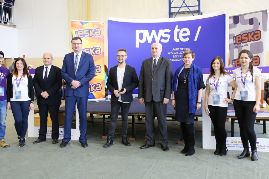 Grupa osób na Dniu Otwartym PWSZ te/ w 2017 roku