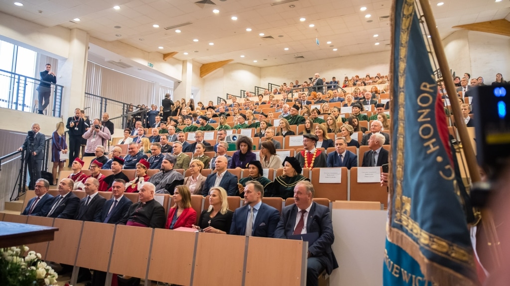 Uroczysta inauguracja roku akademickiego 2019/2020 z udziałem profesorów i studentów.