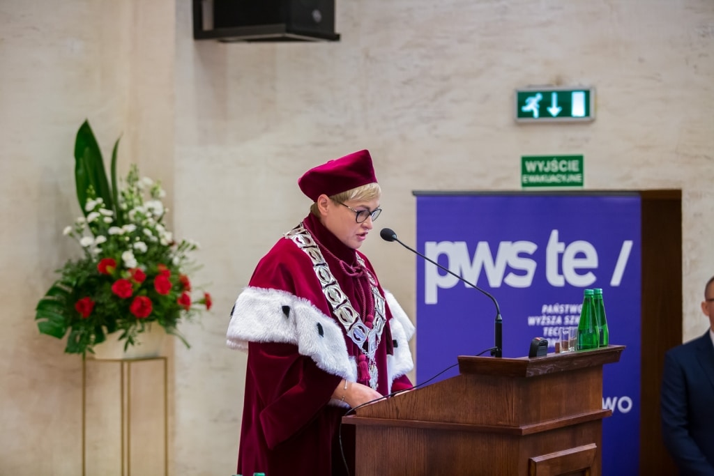 Profesor w todze na inauguracji PWSZ w Elblągu