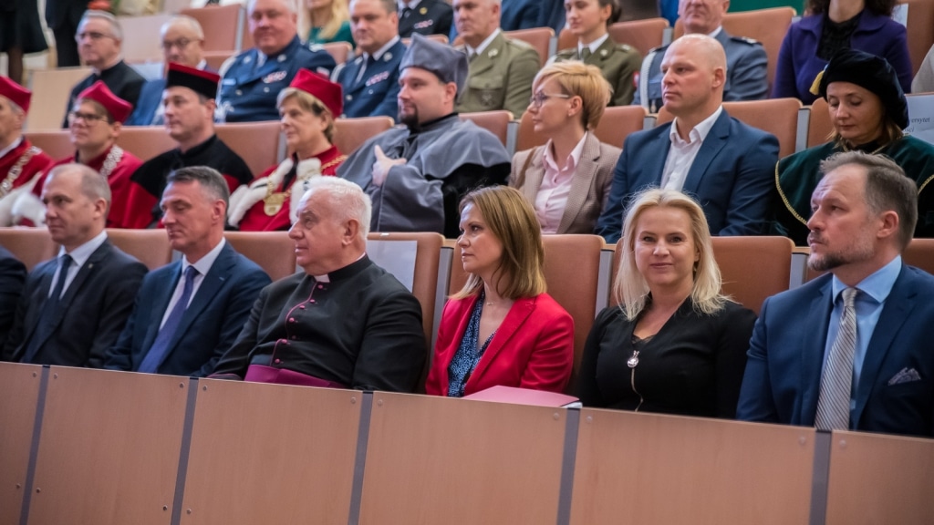 Uczestnicy inauguracji roku akademickiego 2019/2020 w Krakowie siedzą w audytorium.