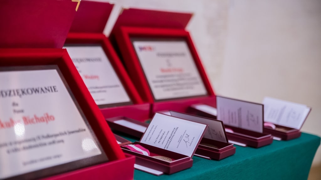 Czerwone etui z dyplomami i medalami, inauguracja 2019/2020