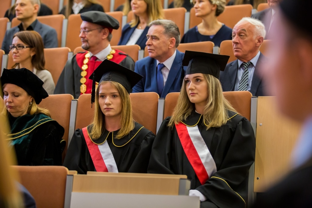 Inauguracja 2019/2020: studenci w togach i biretach podczas uroczystości