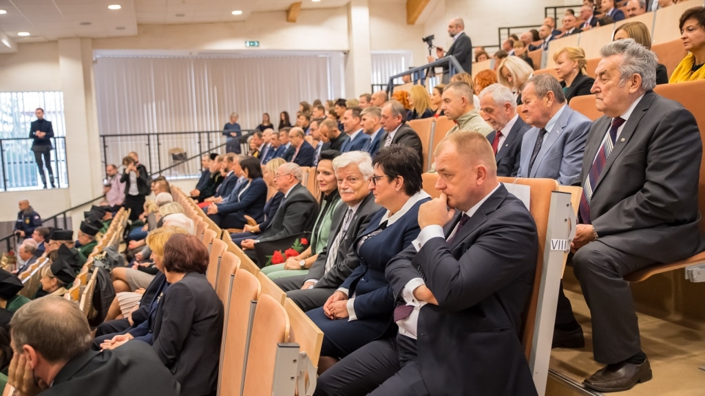 Uczestnicy inauguracji roku akademickiego 2019/2020 siedzą na widowni.