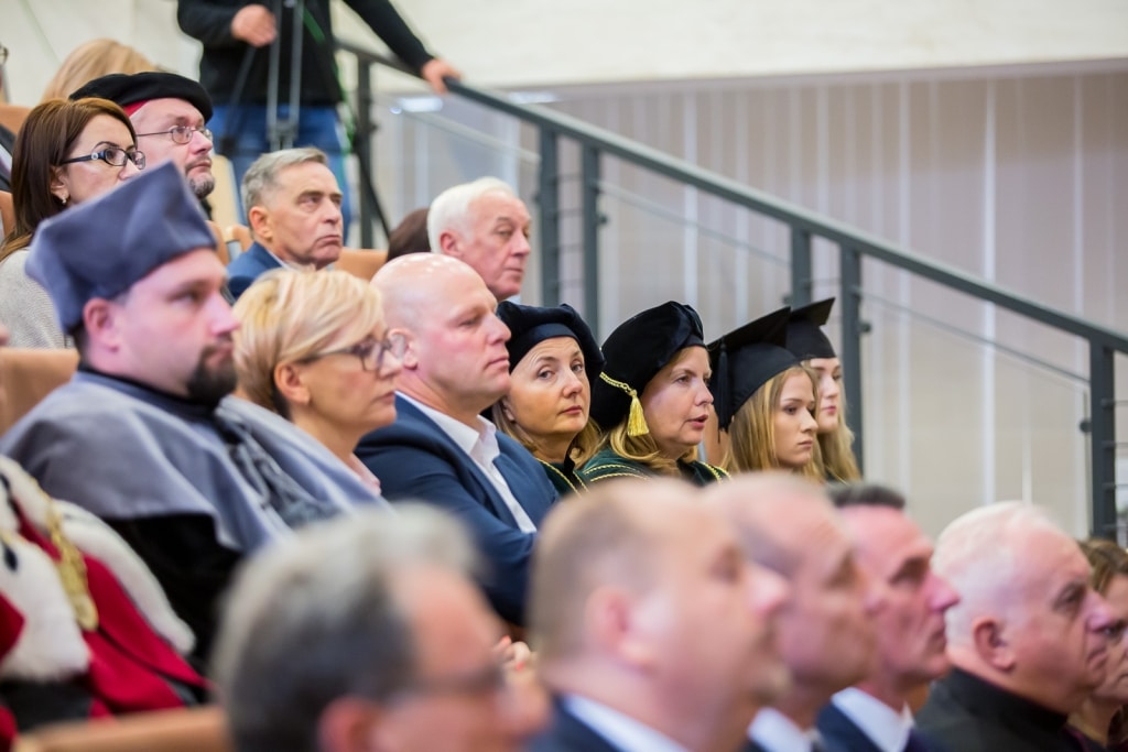 Uczestnicy inauguracji roku akademickiego 2019/2020 w togach.