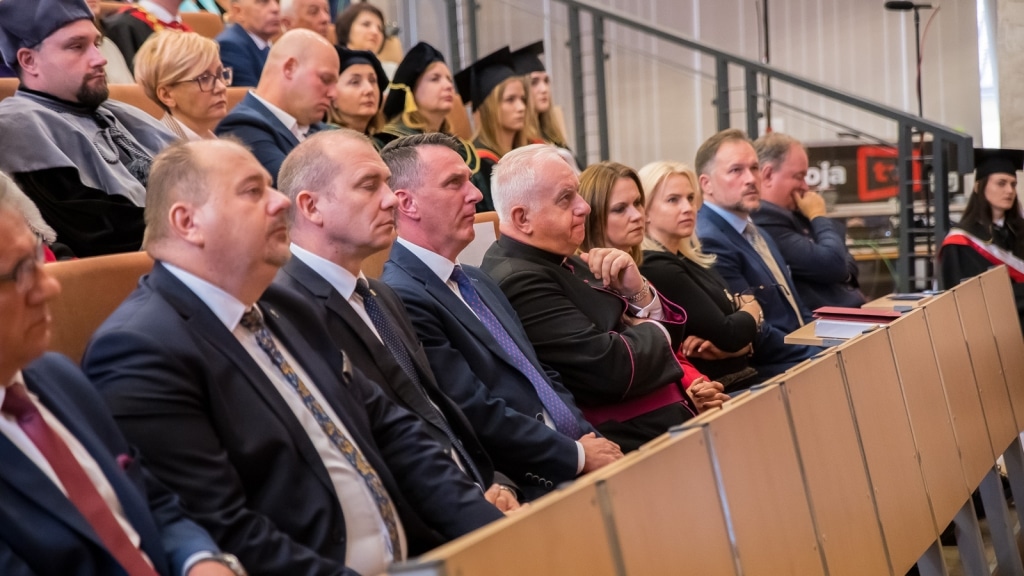 Uczestnicy Inauguracji Roku Akademickiego 2019/2020 siedzą w sali wykładowej.