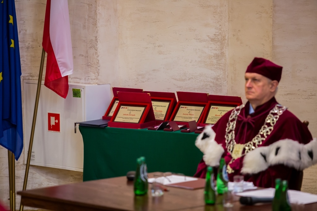 Uroczystość Inauguracji 2019/2020: profesor w todze i birecie odbiera gratulacje.