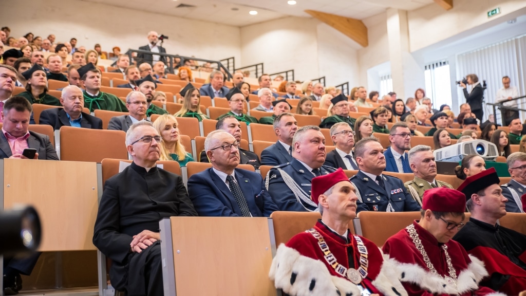 Uroczysta inauguracja roku akademickiego 2019/2020 z udziałem profesorów i studentów.