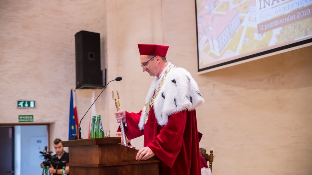 Rektor w todze podczas Inauguracji Roku Akademickiego 2019/2020