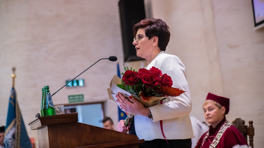 Kobieta z bukietem róż podczas Inauguracji 2019/2020