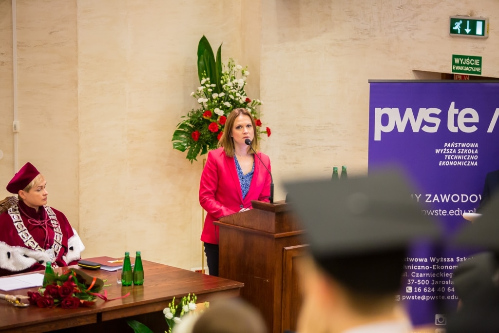 Kobieta w togach przemawia na inauguracji roku akademickiego 2019/2020