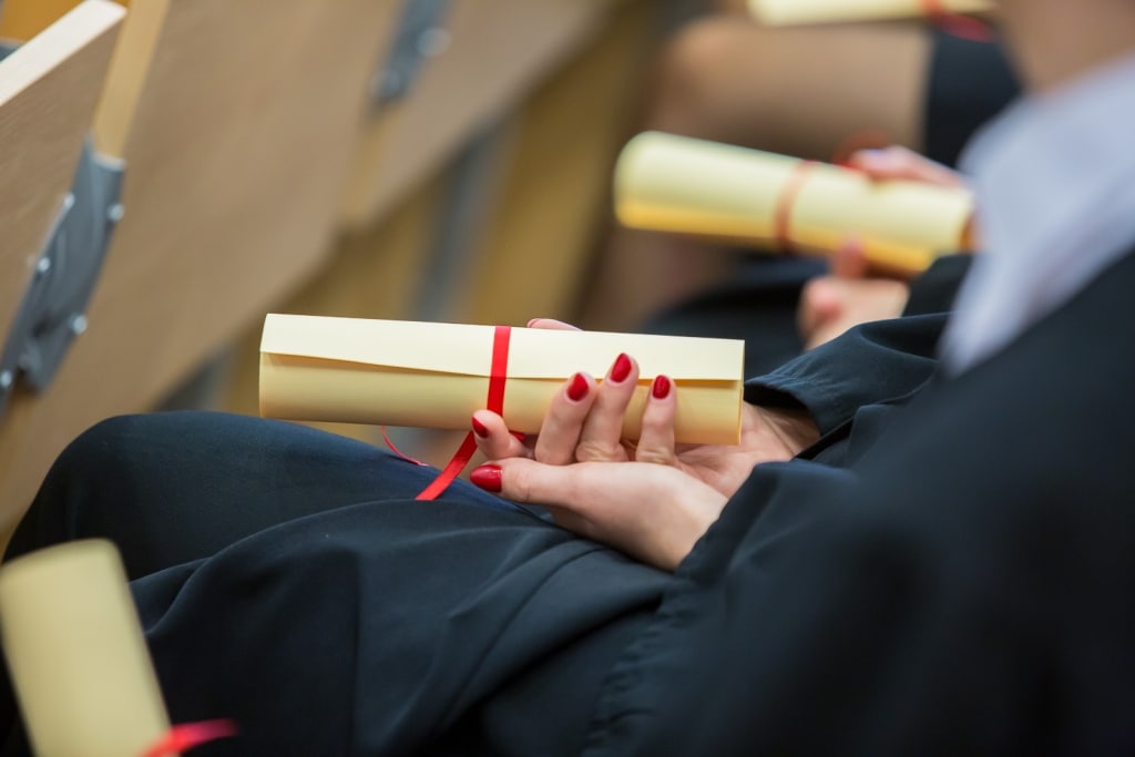 Uroczysta inauguracja roku akademickiego 2019/2020, dyplomy w dłoniach studentów.