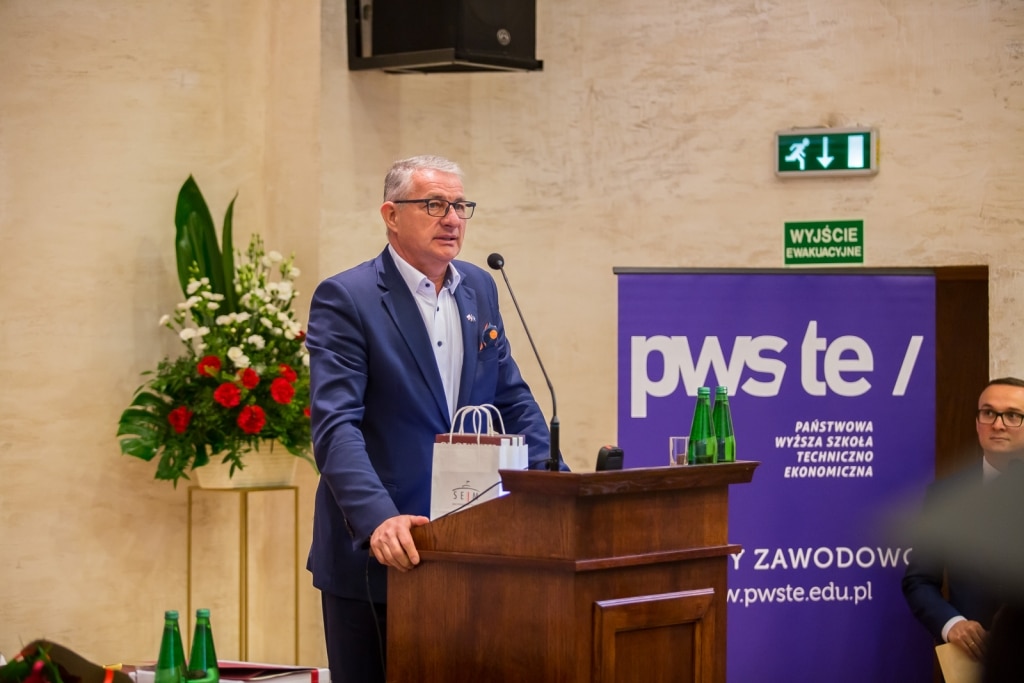 Mężczyzna w garniturze przemawia podczas Inauguracji PWSZ TE.