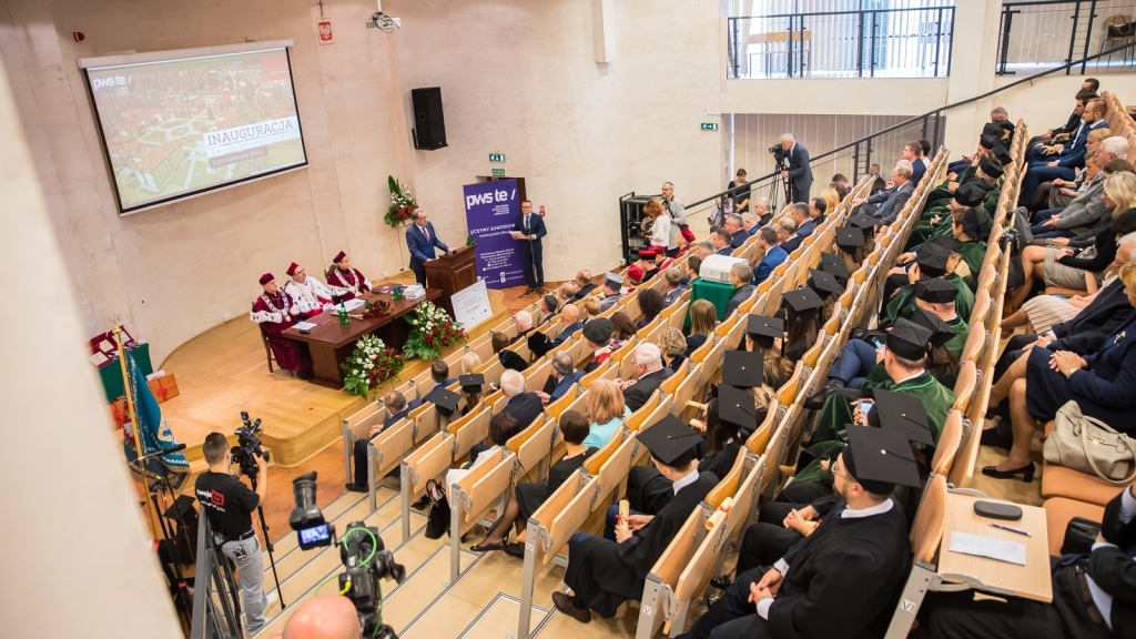 Inauguracja 2019/2020: Uroczystość akademicka z przemówieniami i uczestnikami w togach.