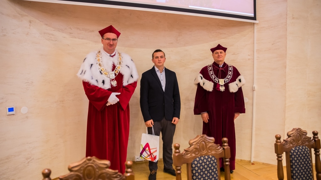 Inauguracja 2019/2020: Trzech mężczyzn w togach akademickich i garniturze