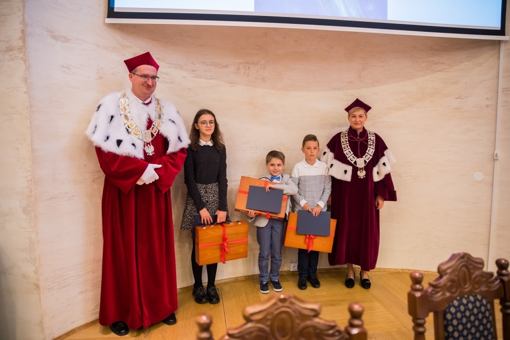 Inauguracja 2019/2020: Profesorowie i dzieci z dyplomami na ceremonii akademickiej.