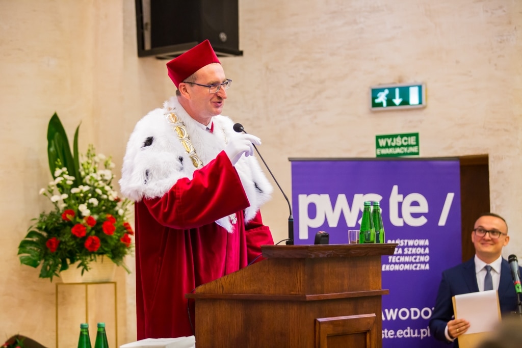 Rektor w todze podczas Inauguracji Roku Akademickiego 2019/2020