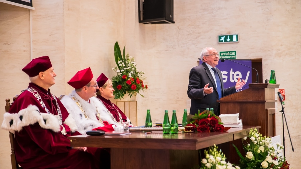 Inauguracja roku akademickiego 2019/2020: przemówienie rektora i profesorów w togach.