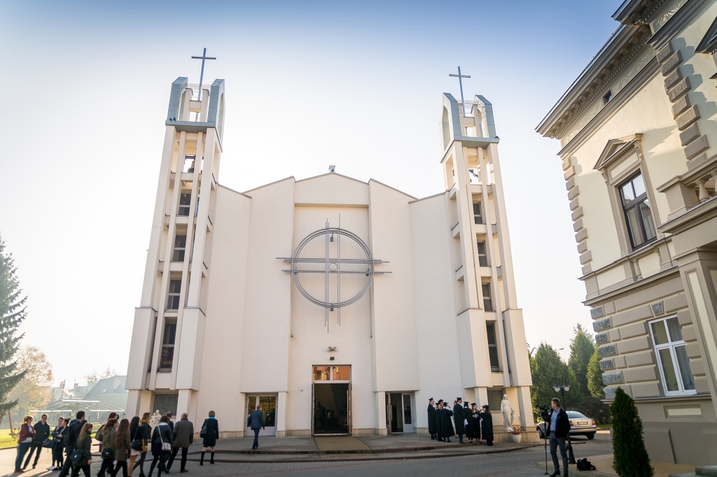 Inauguracja 2018/2019: nowoczesny kościół z krzyżami na wieżach.
