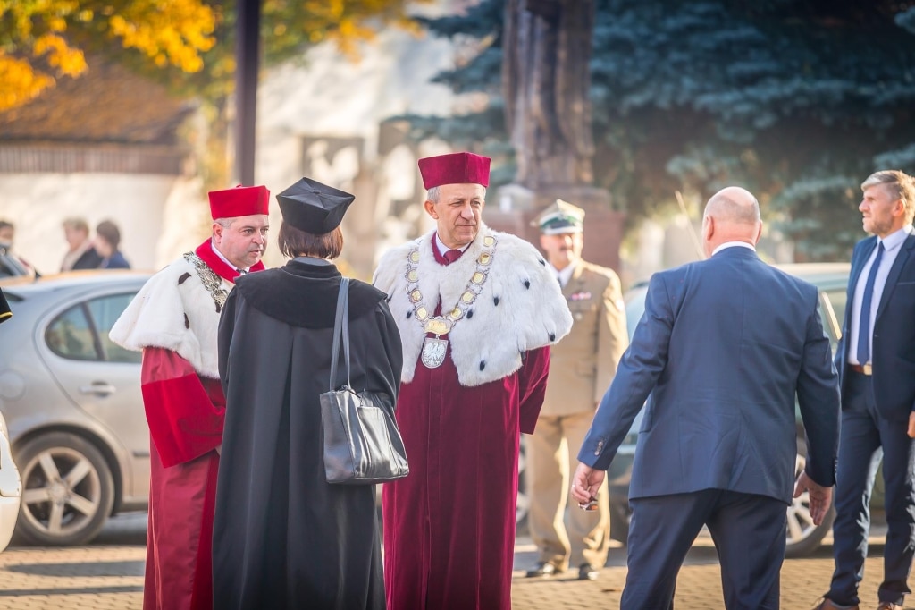 Inauguracja 2018/2019: Uczestnicy w togach akademickich podczas uroczystości.