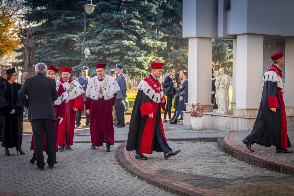 Uroczysta inauguracja roku akademickiego 2018/2019 z udziałem profesorów w togach.