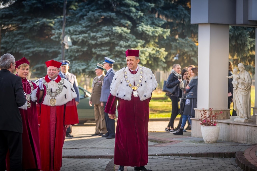 Inauguracja 2018/2019: Profesorowie w togach na uroczystości akademickiej