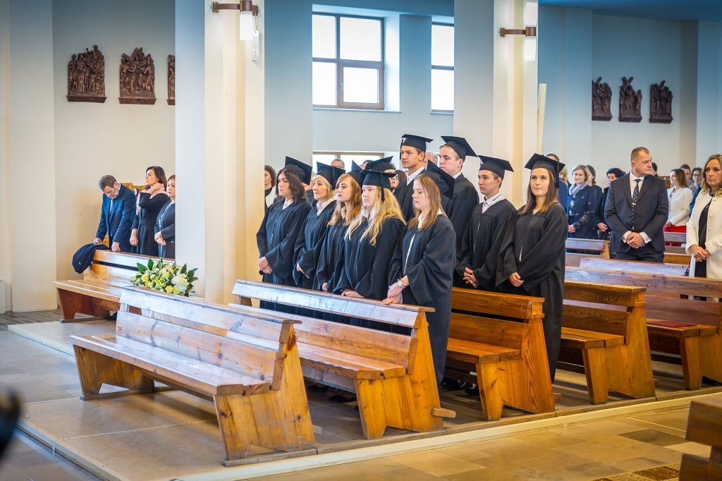Inauguracja 2018/2019: studenci w togach czekają na ceremonii
