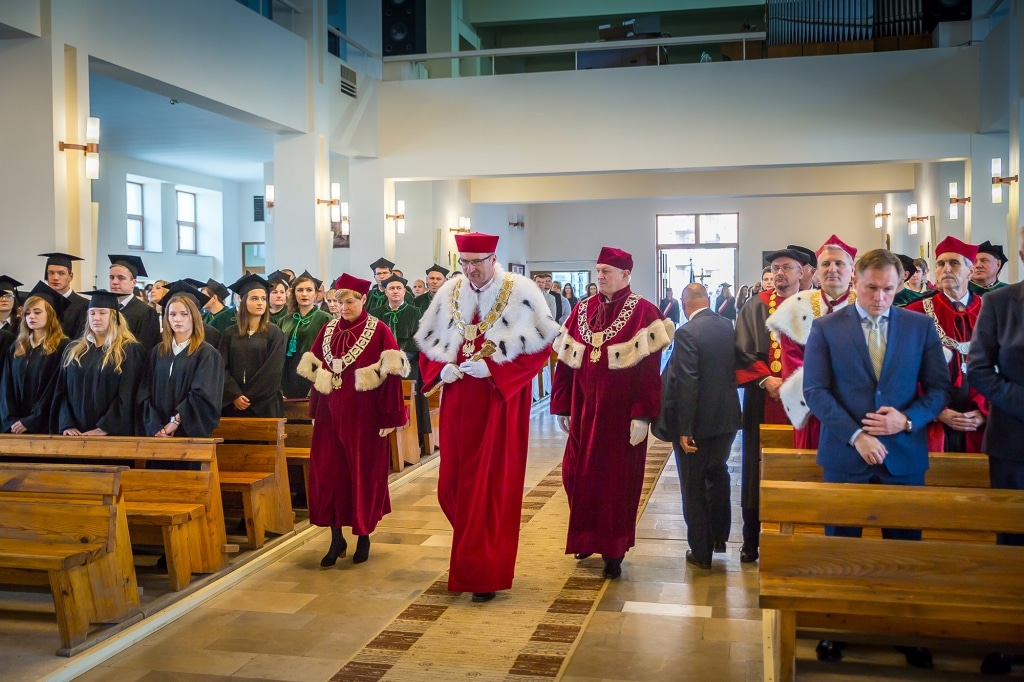 Uroczysta inauguracja roku akademickiego 2018/2019 w togach.